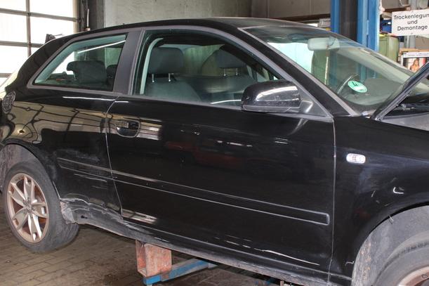 Foto: TÜR VORN RECHTS ( 2/3 TÜRER ) eines Audi A3 2.0 TDI DPF