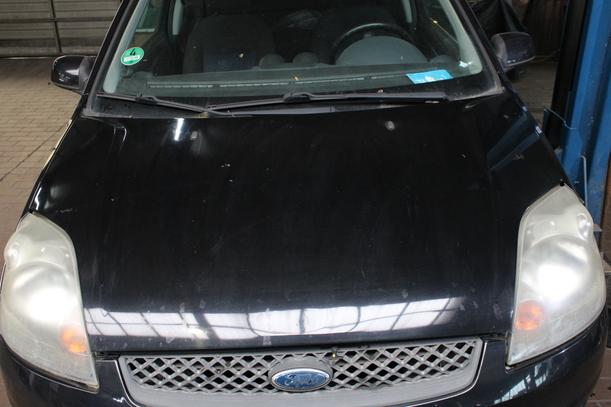 Foto: MOTORHAUBE eines Ford Fiesta 1.3
