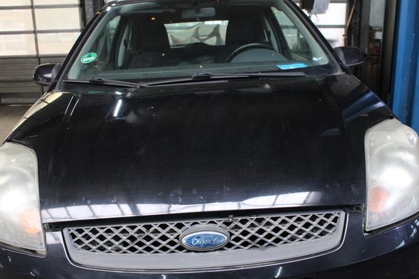 Foto: MOTORHAUBE eines Ford Fiesta 1.3