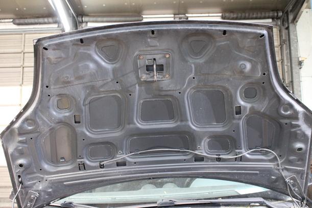 Foto: MOTORHAUBE eines Ford Fiesta 1.3
