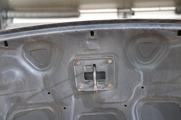 Foto: MOTORHAUBE eines Ford Fiesta 1.3