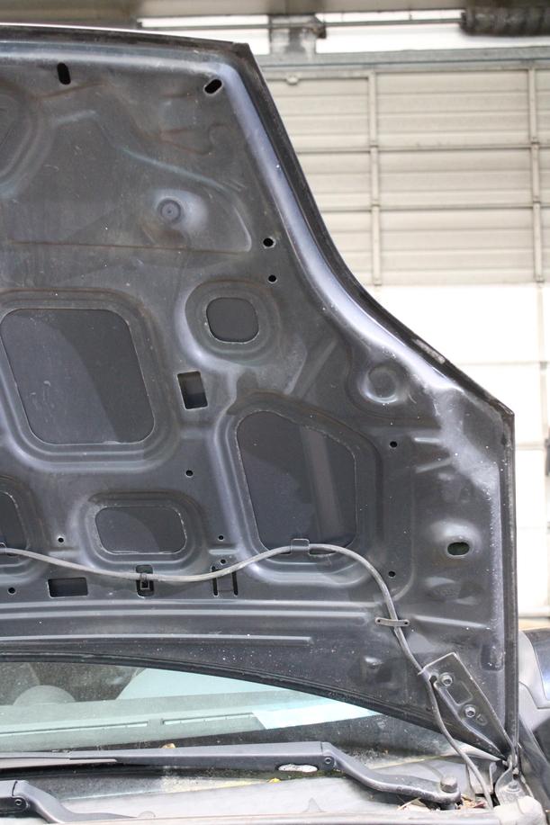 Foto: MOTORHAUBE eines Ford Fiesta 1.3