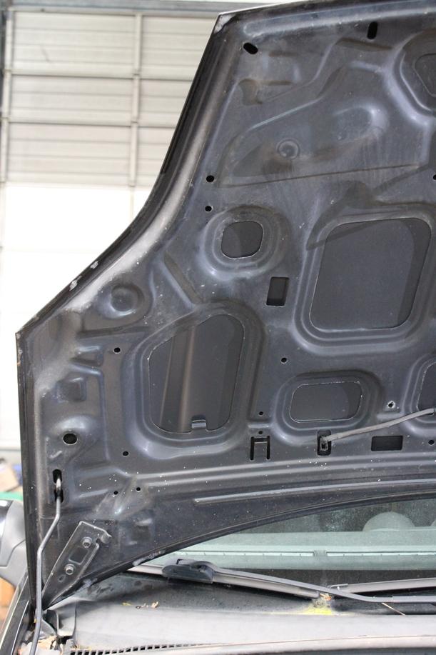 Foto: MOTORHAUBE eines Ford Fiesta 1.3