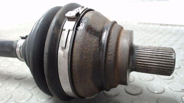 Foto: ANTRIEBSWELLE VORN LINKS eines Audi A3 2.0 TDI DPF