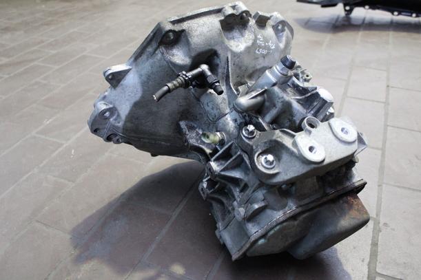 Foto: SCHALTGETRIEBE 5 GANG ( F13 ) eines Opel Tigra Twin Top 1.4