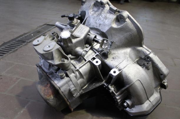 Foto: SCHALTGETRIEBE 5 GANG ( F13 ) eines Opel Tigra Twin Top 1.4