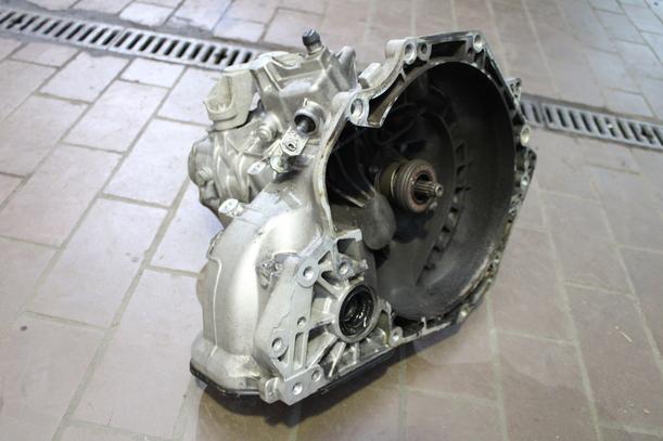 Foto: SCHALTGETRIEBE 5 GANG ( F13 ) eines Opel Tigra Twin Top 1.4