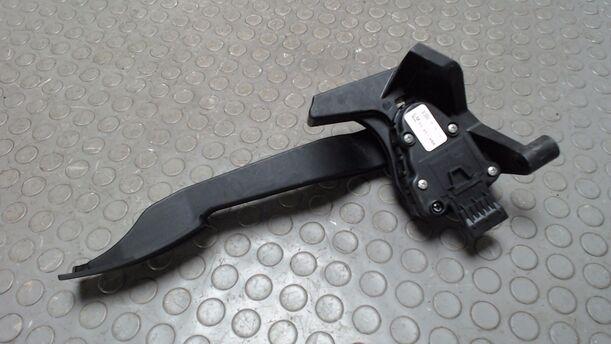 Foto: GASPEDAL ( BENZIN / SCHALTGETRIEBE ) eines Opel Tigra Twin Top 1.4