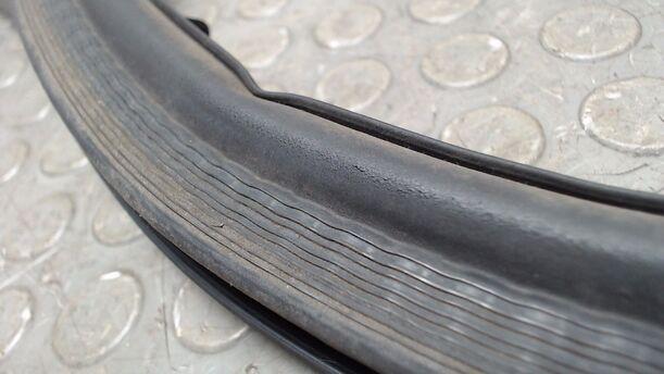 Foto: HECKDECKELDICHTUNG eines Opel Tigra Twin Top 1.4 GLXi