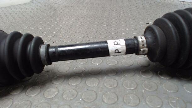 Foto: ANTRIEBSWELLE LINKS eines Opel Tigra Twin Top 1.4 GLXi