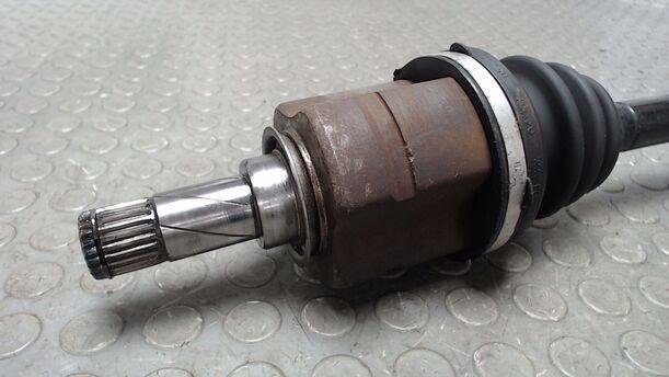 Foto: ANTRIEBSWELLE LINKS eines Opel Tigra Twin Top 1.4 GLXi