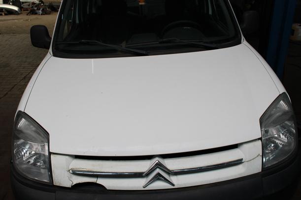 Foto: MOTORHAUBE eines Citroen Berlingo 1.6 HDI GLXi