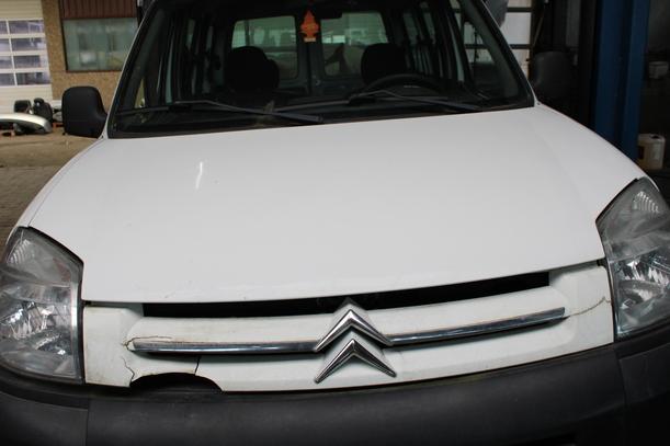 Foto: MOTORHAUBE eines Citroen Berlingo 1.6 HDI GLXi