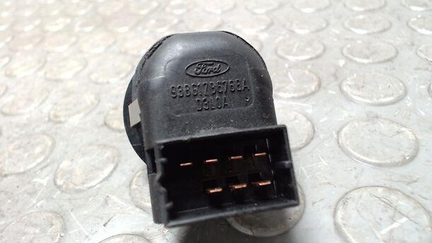 Foto: SCHALTER AUSSENSPIEGELVERSTELLUNG eines Ford Focus TDCi GLXi