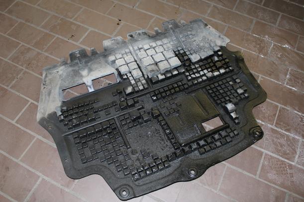 Foto: MOTORSCHUTZBLECH eines VW Passat Variant 2.0 TDI CL