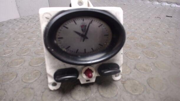 Foto: UHR eines Ford Escort 16V Fun