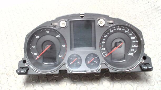 Foto: TACHOEINHEIT / KOMBIINSTRUMENT eines VW Passat Variant 2.0 TDI Fun