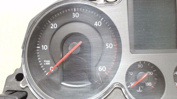 Foto: TACHOEINHEIT / KOMBIINSTRUMENT eines VW Passat Variant 2.0 TDI Fun