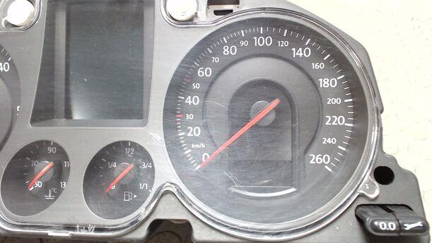 Foto: TACHOEINHEIT / KOMBIINSTRUMENT eines VW Passat Variant 2.0 TDI Fun