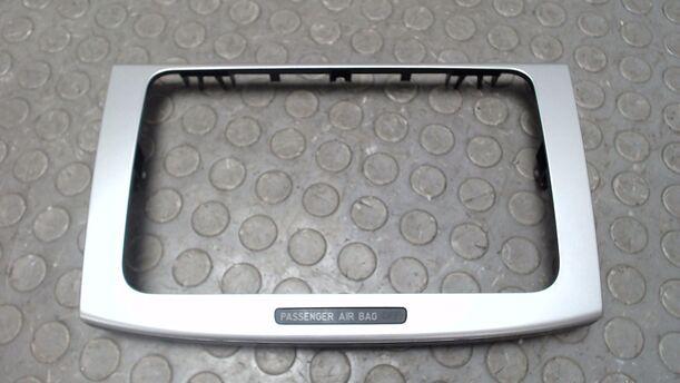 Foto: ABDECKUNG / ZIERBLENDE RADIO eines VW Passat Variant 2.0 TDI CL
