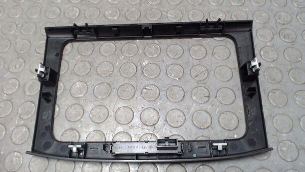 Foto: ABDECKUNG / ZIERBLENDE RADIO eines VW Passat Variant 2.0 TDI CL