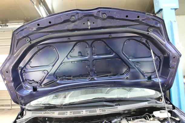 Foto: MOTORHAUBE eines Mazda 5 1.8 Fun