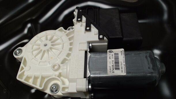 Foto: FENSTERHEBER HINTEN LINKS eines VW Passat Variant 2.0 TDI Fun