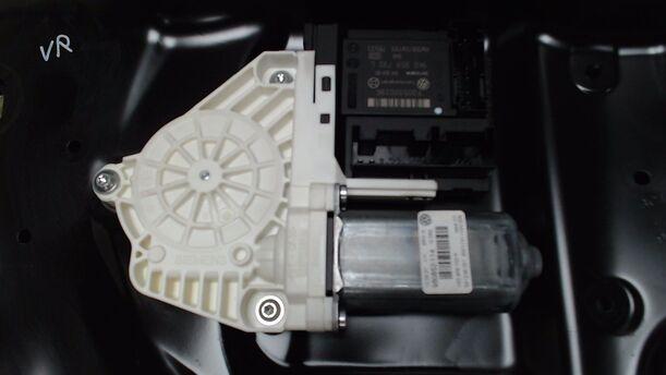 Foto: FENSTERHEBER VORN RECHTS ELEKTRISCH eines VW Passat Variant 2.0 TDI Fun
