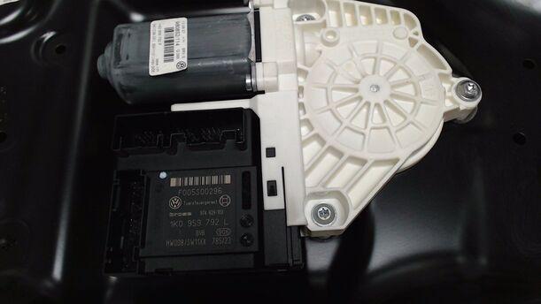 Foto: FENSTERHEBER VORN RECHTS ELEKTRISCH eines VW Passat Variant 2.0 TDI Fun