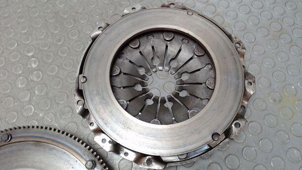 Foto: KUPPLUNGSMODUL VALEO / STARREM SCHWUNGRAD ( KIT4P ) eines VW Passat Variant 2.0 TDI Fun