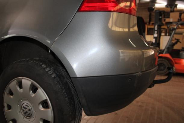 Foto: STOSSFÄNGER/ STOßSTANGE HINTEN ( LACKIERUNGSBEDÜRFTIG ) eines VW Golf 1.9 TDI Attraction