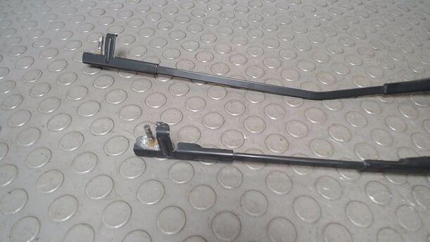 Foto: SCHEIBENWISCHERARME VORN eines VW Golf 1.9 TDI Attraction