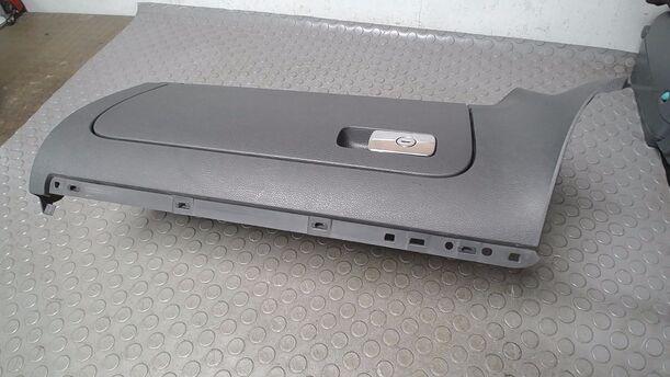 Foto: HANDSCHUHFACH eines VW Golf 1.9 TDI Attraction