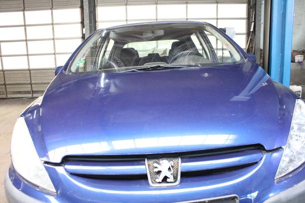 Foto: MOTORHAUBE eines Peugeot 307 110 Attraction
