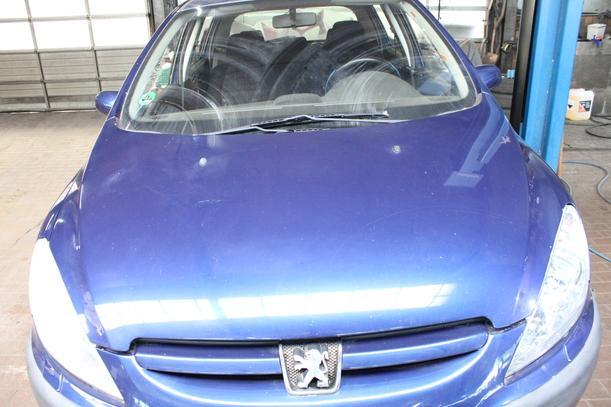 Foto: MOTORHAUBE eines Peugeot 307 110 Attraction