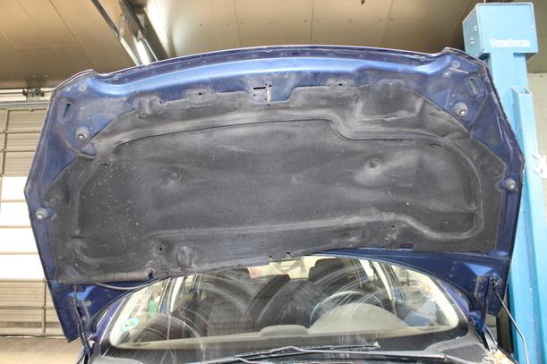 Foto: MOTORHAUBE eines Peugeot 307 110 Attraction