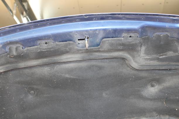 Foto: MOTORHAUBE eines Peugeot 307 110 Attraction