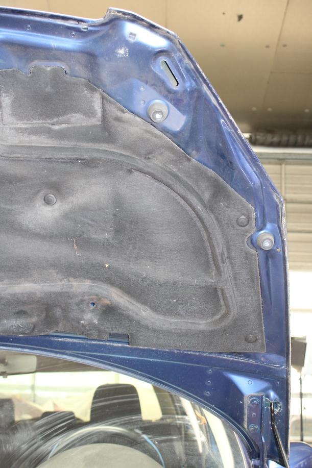 Foto: MOTORHAUBE eines Peugeot 307 110 Attraction