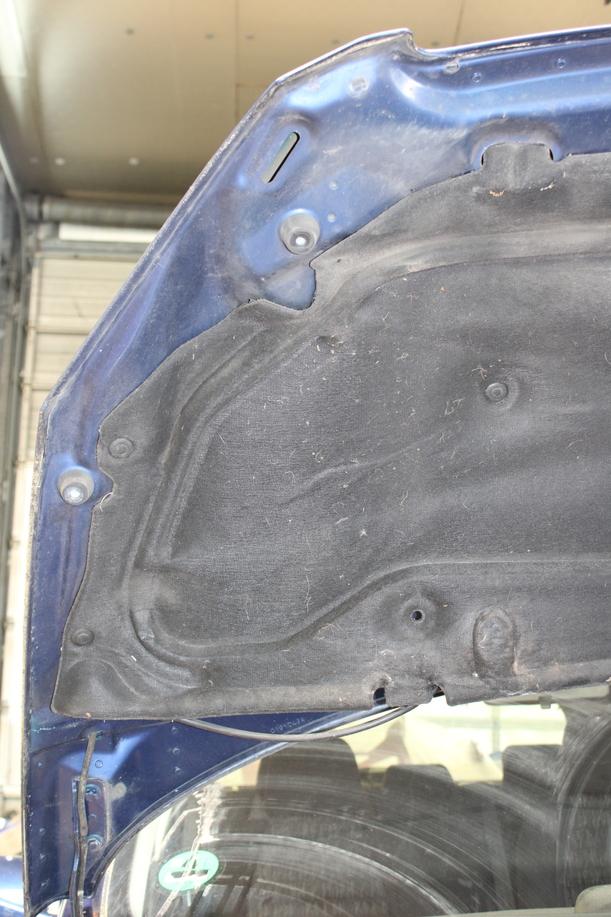 Foto: MOTORHAUBE eines Peugeot 307 110 Attraction