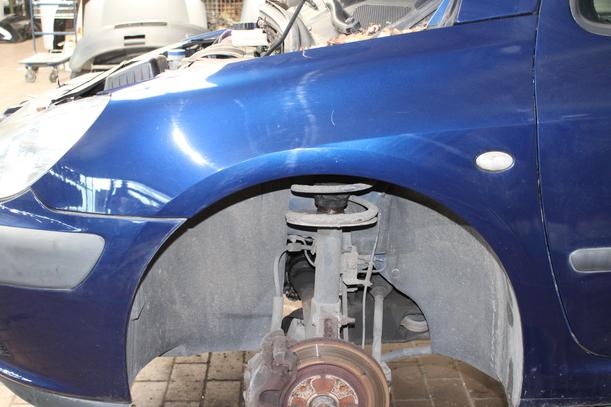 Foto: KOTFLÜGEL LINKS eines Peugeot 307 110 Attraction