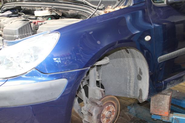 Foto: KOTFLÜGEL LINKS eines Peugeot 307 110 Attraction