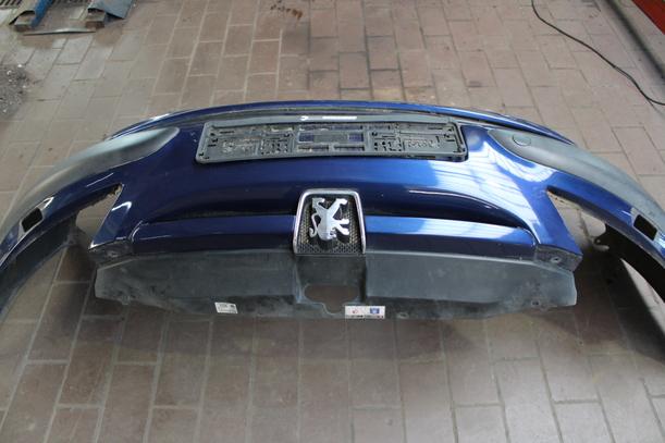 Foto: STOSSFÄNGER / STOßSTANGE VORN eines Peugeot 307 110 Attraction