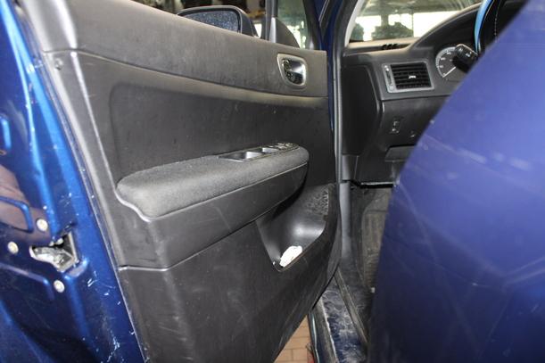 Foto: TÜR VORN LINKS eines Peugeot 307 110 Attraction