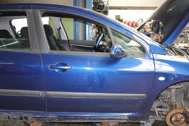 Foto: TÜR VORN RECHTS eines Peugeot 307 110 Attraction