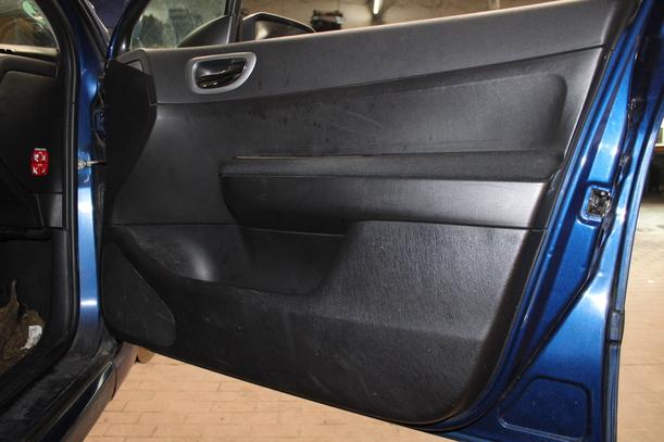 Foto: TÜR VORN RECHTS eines Peugeot 307 110 Attraction
