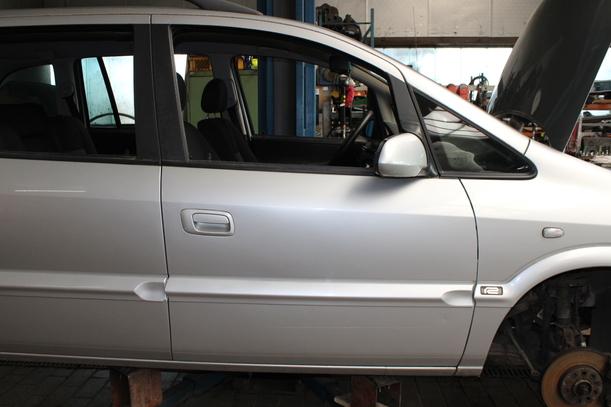 Foto: TÜR VORN RECHTS eines Opel Zafira 1.6 Attraction