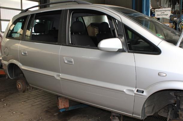 Foto: TÜR VORN RECHTS eines Opel Zafira 1.6 Attraction