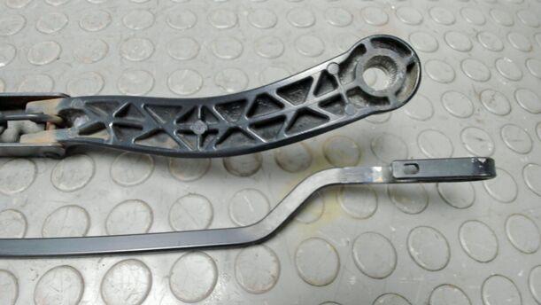Foto: SCHEIBENWISCHERARME VORN eines Peugeot 307 110 Attraction