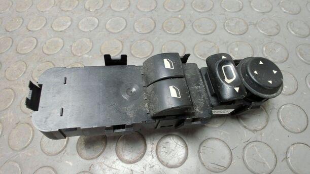 Foto: FENSTERHEBERSCHALTER eines Peugeot 307 110 Attraction