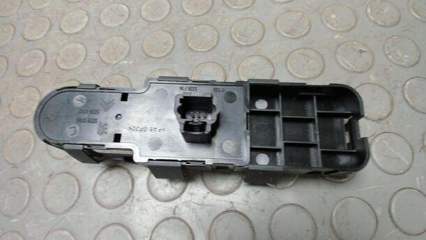 Foto: FENSTERHEBERSCHALTER eines Peugeot 307 110 Attraction